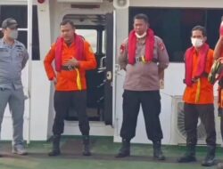 Tim SAR memperluas pencarian delapan orang yang hilang di Selat Sunda, Kamis, .Harapan keluarga menanti kepulangan mereka.