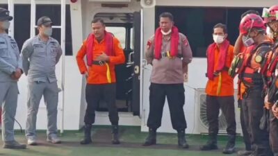 Tim SAR memperluas pencarian delapan orang yang hilang di Selat Sunda, Kamis, .Harapan keluarga menanti kepulangan mereka.