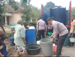 Peduli Warga Terdampak Kemarau, Polsek Kasui  Salurkan Air Bersih untuk Warga Karya Bakti