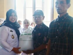 692 Warga Ambarawa Barat  Terima Bantuan Pangan Beras Yang di serahkan Wakil Bupati Umi laila
