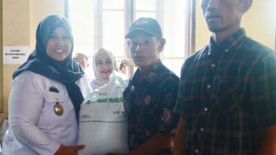 692 Warga Ambarawa Barat  Terima Bantuan Pangan Beras Yang di serahkan Wakil Bupati Umi laila