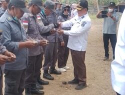 Camat Sukabumi beri arahan kepada anggota Linmas dalam persiapan kemah BAKTI SATYA LINMAS dan Berikan Kartu BPJS Ketenagakerjaan