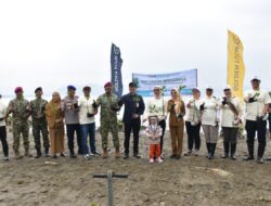 PEDULI MASYARAKAT DAN LINGKUNGAN, BRIGIF 4 MAR/BS MENGGELAR BAKTI SOSIAL, BAKTI KESEHATAN DAN PENANAMAN MANGROVE DALAM RANGKA MEMPERINGATI HUT KE-81 TNI*