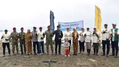 PEDULI MASYARAKAT DAN LINGKUNGAN, BRIGIF 4 MAR/BS MENGGELAR BAKTI SOSIAL, BAKTI KESEHATAN DAN PENANAMAN MANGROVE DALAM RANGKA MEMPERINGATI HUT KE-81 TNI*
