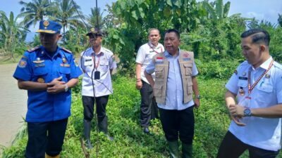 Sekda Tanggamus Tinjau Tanggul Jebol  Waybelu