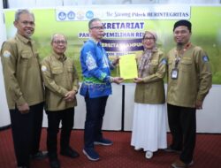 Prof. Hamzah Serahkan Berkas Pendaftaran Bacarek Unila Periode 2027 – 2031
