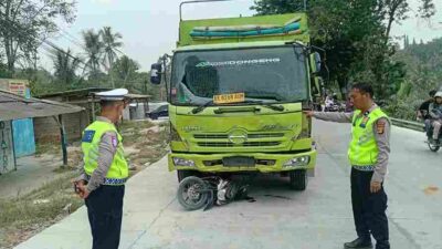 Diduga Rem Blong, Truk Fuso Bermuatan Pasir Tabrak Sejumlah Kendaraan Dua Pelajar Meninggal Di Lokasi