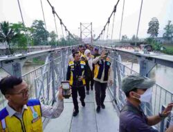 Jembatan Gantung Yang Menghubungkan  Kecamatan Pringsewu Dengan Kecamatan Sukoharjo,Di Resmikan Riyanto Pamungkas