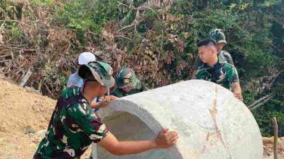 Dukung Kelancaran Pembangunan Jalan, Dan SSK Kapten Inf A. Yani Folsen Tinjau Langsung Pemasangan Gorong-Gorong