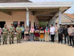 Wujud Kepedulian TNI, Tim Wasev TMMD ke-130 Salurkan Bantuan Sosial kepada Warga Gunung Sangkaran