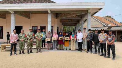 Wujud Kepedulian TNI, Tim Wasev TMMD ke-130 Salurkan Bantuan Sosial kepada Warga Gunung Sangkaran