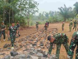 Demi Akses Pendidikan yang Lebih Baik, Satgas TMMD ke-130 dan Warga Gunung Sangkaran Berjibaku Bangun Jalan