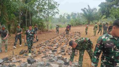 Demi Akses Pendidikan yang Lebih Baik, Satgas TMMD ke-130 dan Warga Gunung Sangkaran Berjibaku Bangun Jalan