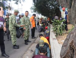 Memperingati HUT Ke-81 TNI Tahun 2026, Babinsa jajaran Kodim 0410/KBL bersama Dandim 0410/KBL Kolonel Arm Roni Hermawan melaksanakan kegiatan Karya Bakti Pembersihan Pasar di Pasar Tamin