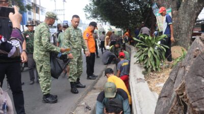 Memperingati HUT Ke-81 TNI Tahun 2026, Babinsa jajaran Kodim 0410/KBL bersama Dandim 0410/KBL Kolonel Arm Roni Hermawan melaksanakan kegiatan Karya Bakti Pembersihan Pasar di Pasar Tamin