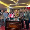 Sekdaprov Marindo dan pejabat serta wakil wartawan saat penyerahan petisi