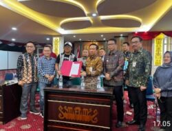 Sekdaprov Marindo dan pejabat serta wakil wartawan saat penyerahan petisi