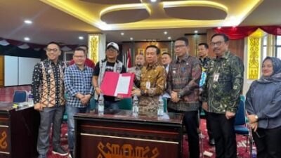 Sekdaprov Marindo dan pejabat serta wakil wartawan saat penyerahan petisi