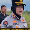 Gerak Cepat PJR Polda Lampung Bersama Tim Water Tank Padamkan Kebakaran Lahan di Tol Terpeka