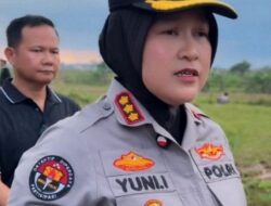 Gerak Cepat PJR Polda Lampung Bersama Tim Water Tank Padamkan Kebakaran Lahan di Tol Terpeka