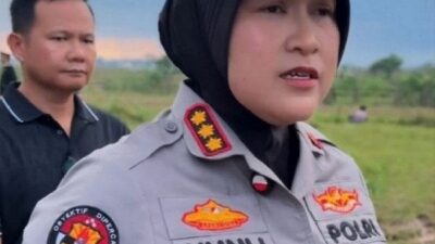 Gerak Cepat PJR Polda Lampung Bersama Tim Water Tank Padamkan Kebakaran Lahan di Tol Terpeka