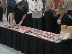 Sebanyak 9.800 lembar uang kertas pecahan Rp100.000 yang diduga palsu berhasil diamankan Direktorat Reserse Kriminal Khusus Polda Lampung