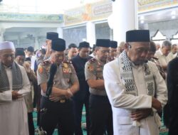 Kapolda Lampung Bersama Wakapolda Salat Jumat di Masjid Agung Al-Furqon,